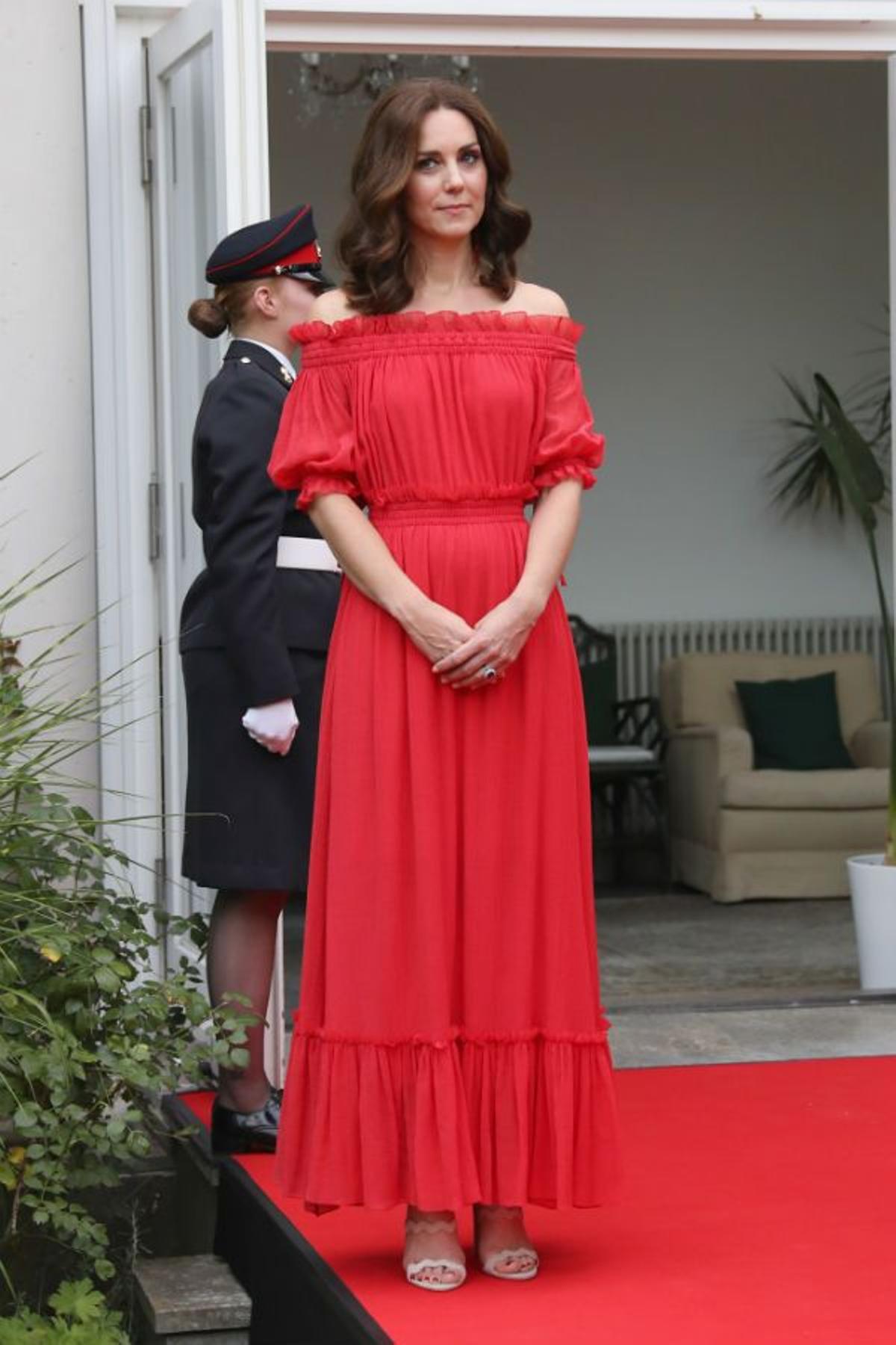 Kate Middleton con vestido rojo de Alexander McQueen