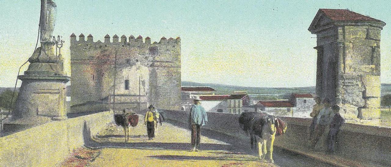 Con la hornacina: Postal fotográfica en la que se aprecia el estado del Puente Romano hacia 1905.