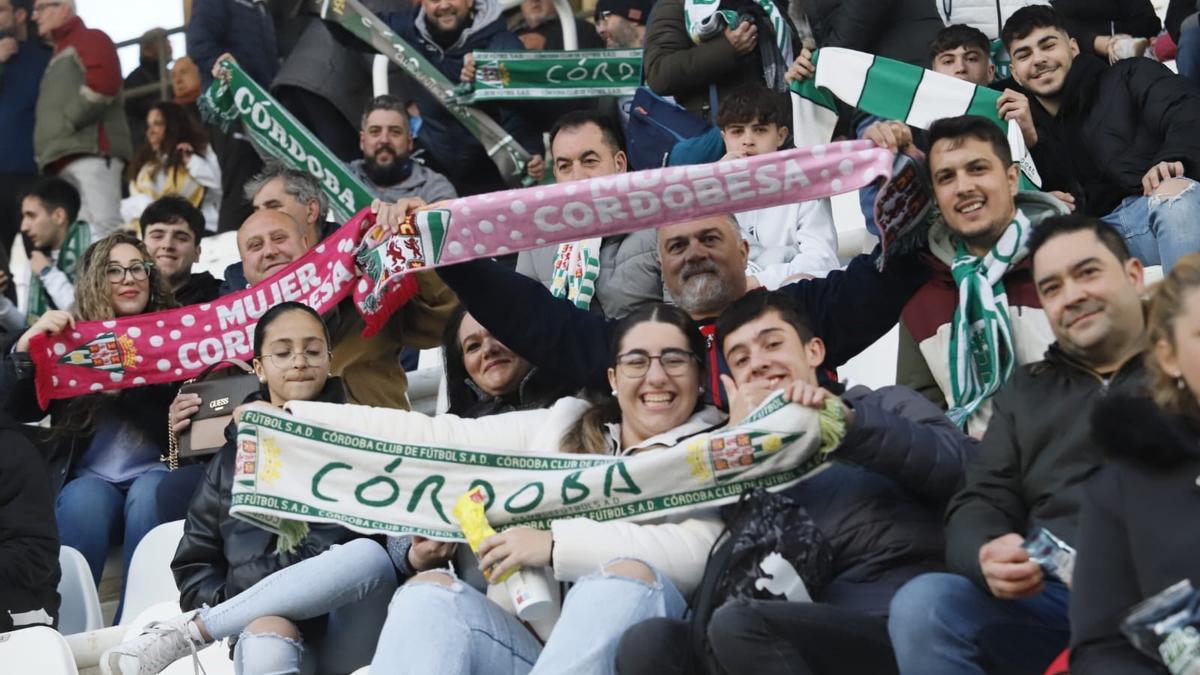 La afición blanquiverde en El Arcángel en el Córdoba CF- Real Madrid Castilla.