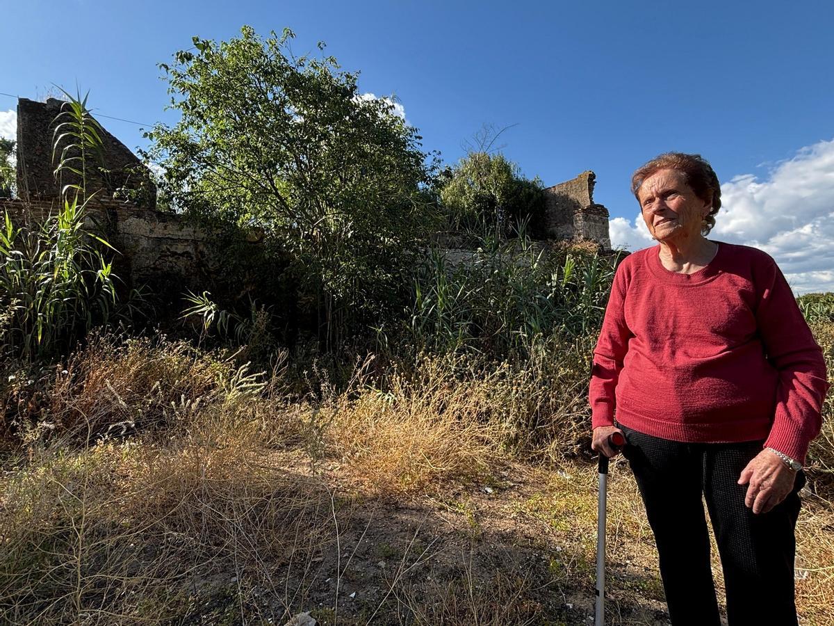 Remedios González, ante el Molino Alto de Churriana, la antigua vivienda familiar. Remedios González, ante el Molino Alto de Churriana, la antigua vivienda familiar.