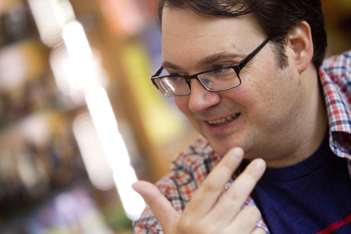 El escritor Brandon Sanderson.