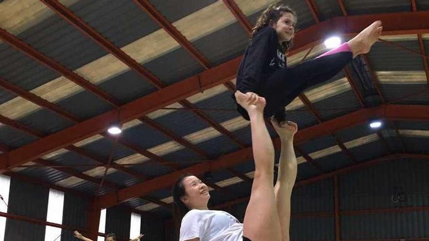 Las gimnastas Elena Iglesias, Sara Mei e Inés Dacal. // FdV