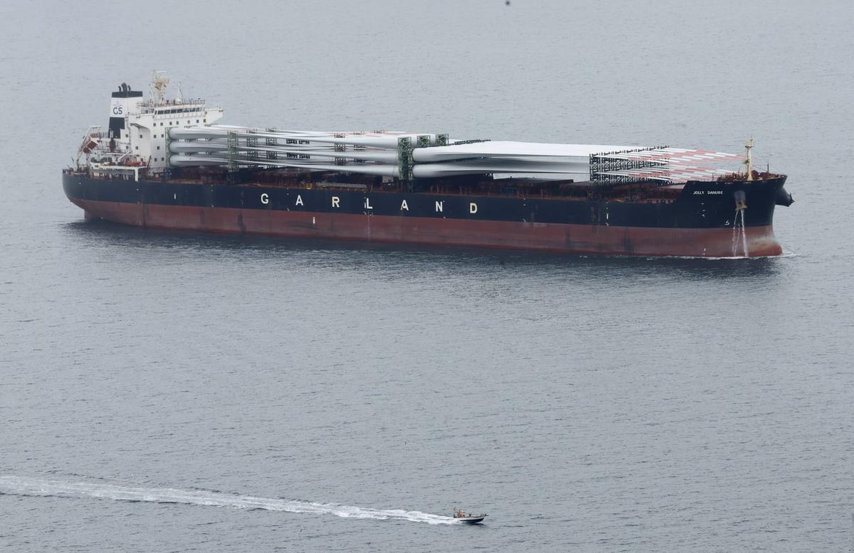El 'Jolly Danube', de 229 metros de eslora, esta mañana, arribando a Vigo.