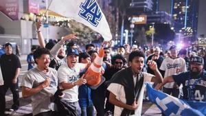 Seguidores de Los Ángeles Dodgers, ganadores del título de béisbol, celebran la conquista en su ciudad