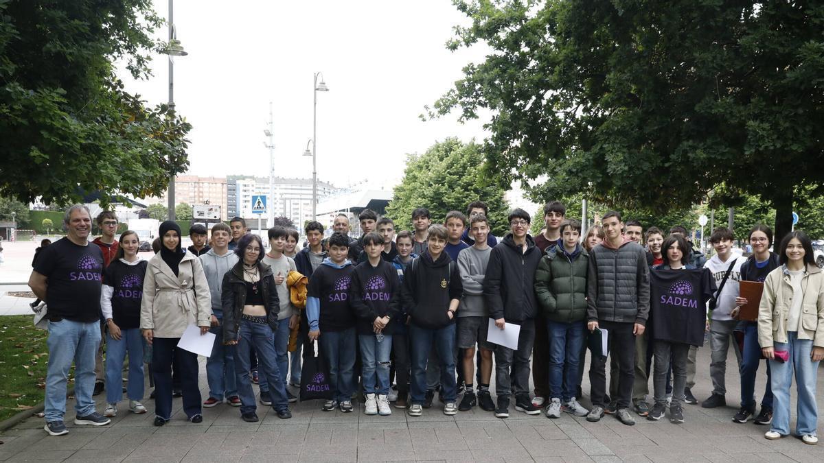 Participantes en la Olimpiada matemática en el parque de Las Meanas.