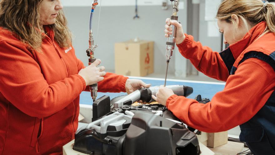 Dos trabajadoras en una fábrica industrial.