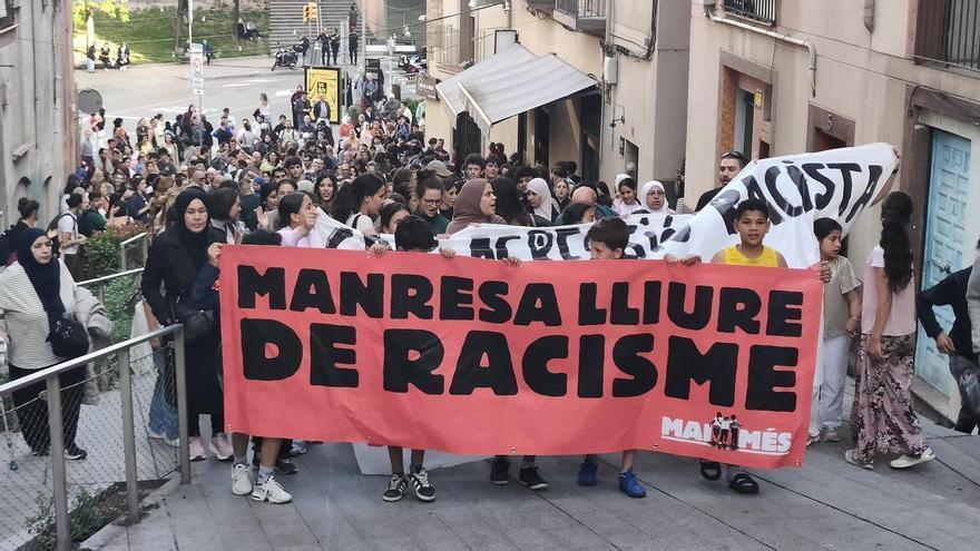 Més de 200 persones a la concentració a Manresa contra el racisme