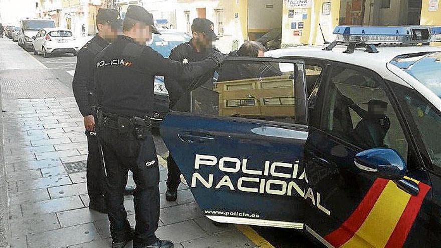 Un hombre apresado en Elda por hostigar a mujeres con 13.500 llamadas  de contenido sexual