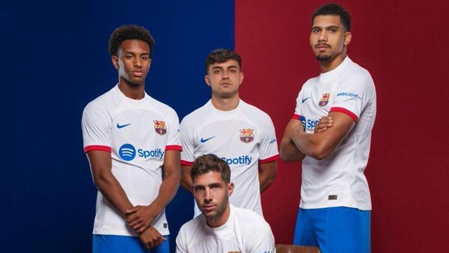 El Barça presenta la camiseta blanca que será su segundo uniforme esta temporada