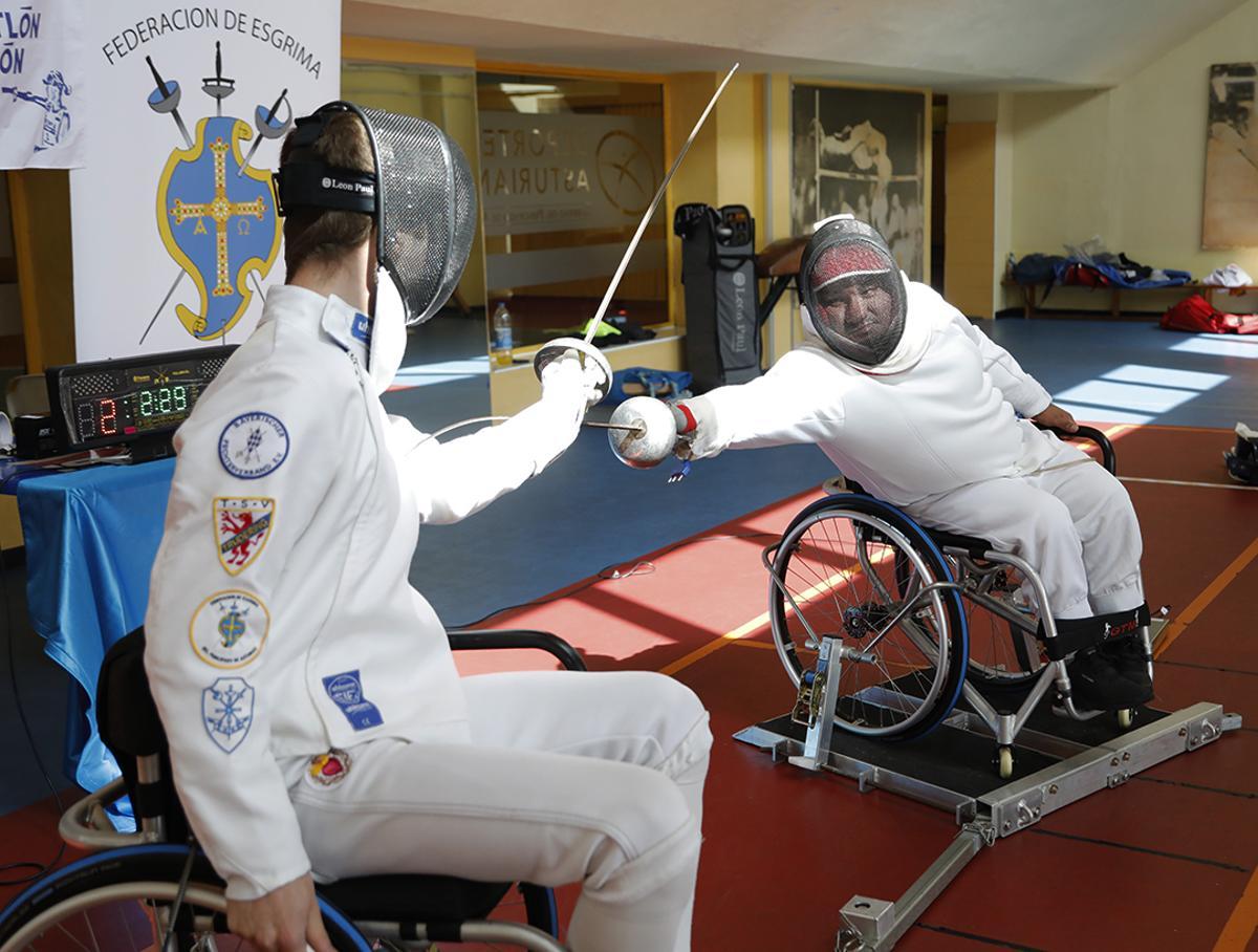 Un momento del campeonato de esgrima inclusiva.