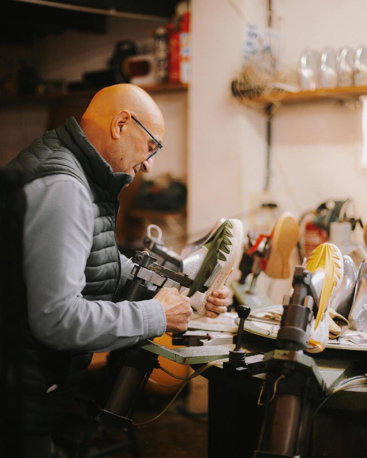 La empresa mantiene en La Mata toda su actividad productiva: diseño, elaboración y fabricación artesanal de cada pieza.
