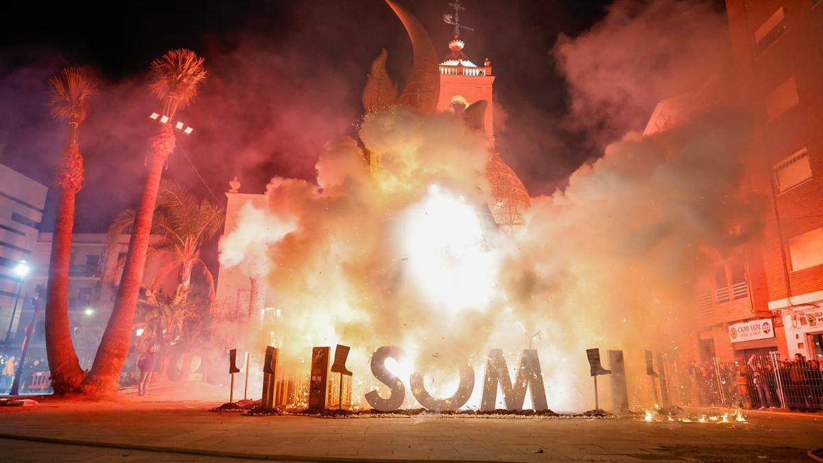 Así ha ardido la falla SOM en Paiporta