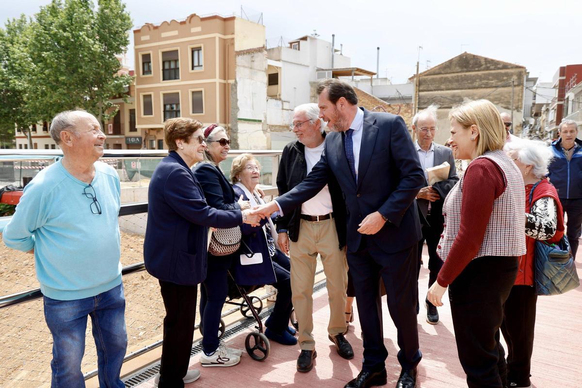 Óscar Puente saluda a los vecinos y vecinas de Picanya.