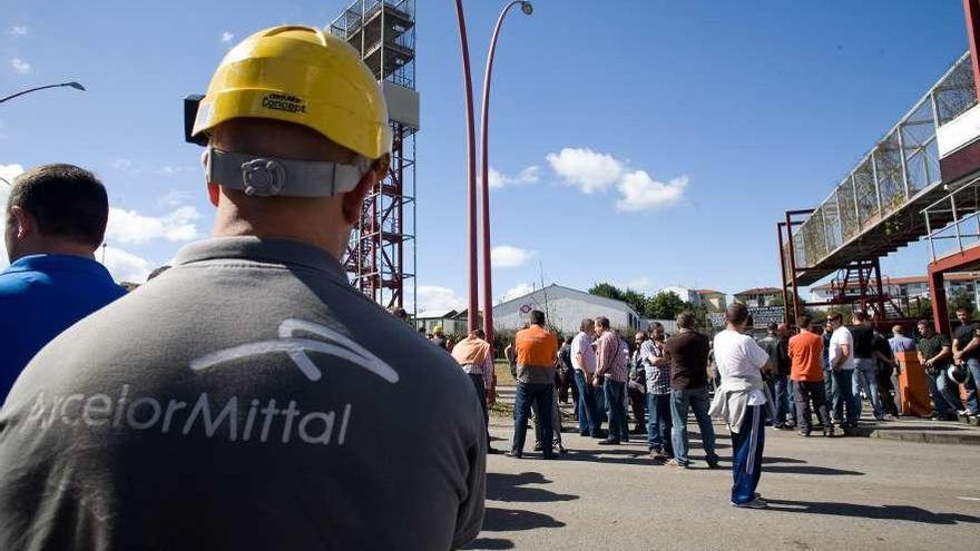 Trabajadores de ArcelorMittal a las puertas de la factoría en Avilés.