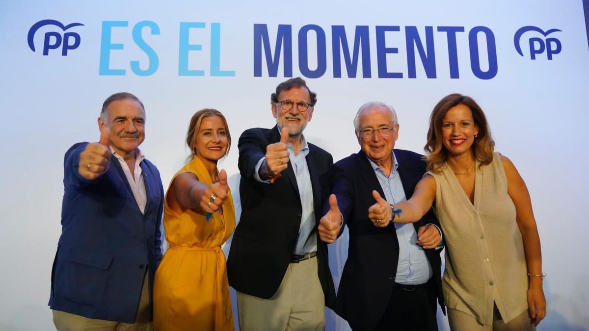 El expresidente del Gobierno Mariano Rajoy (centro) junto a candidatos del PP de Melilla en un mitin