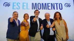 El expresidente del Gobierno Mariano Rajoy junto a candidatos del PP de Melilla en un mitin.