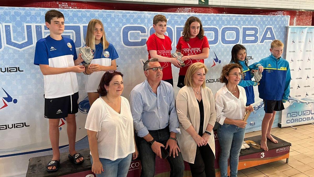 Entrega de premios a los mejores clubs del Trofeo Ciudad de Córdoba de natación.