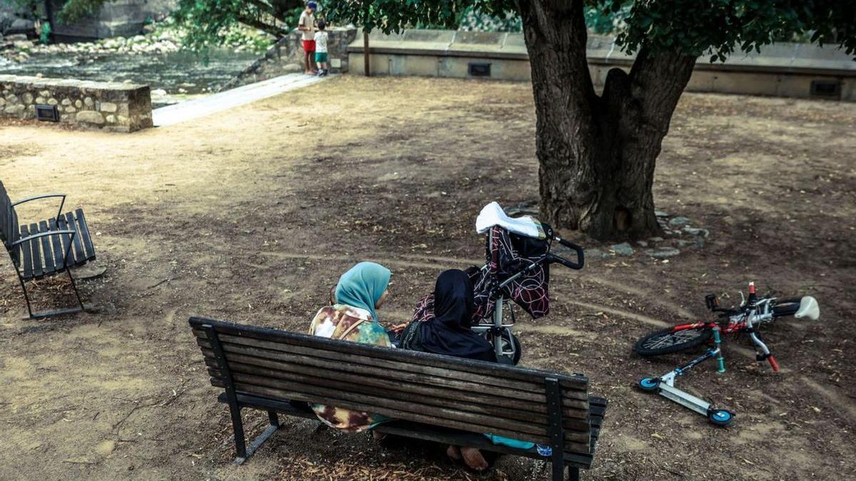 Migrantes en una plaza de Ripoll.