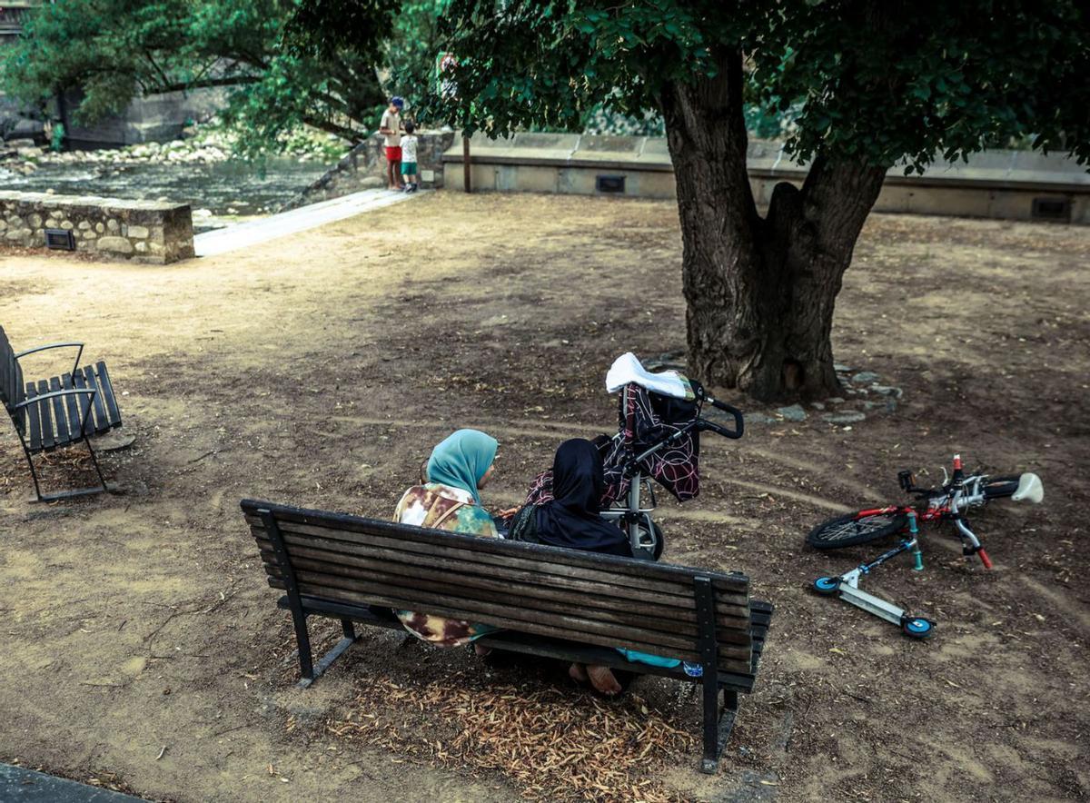 Migrantes en una plaza de Ripoll.