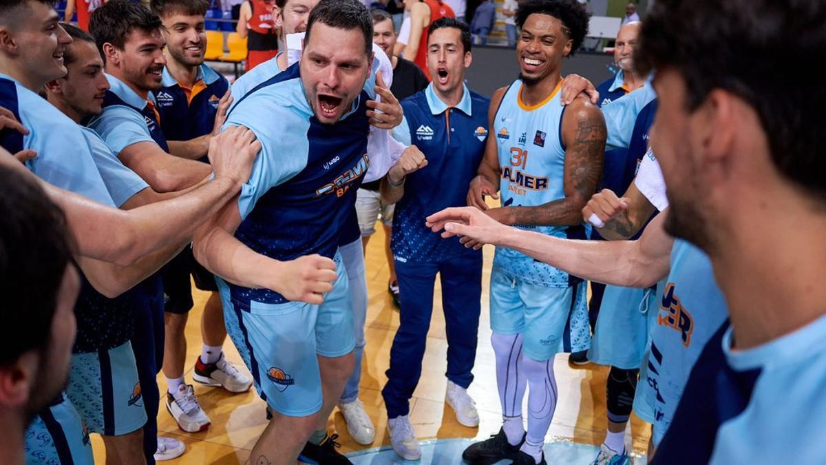 Celebración de los jugadores del Palmer Basket Mallorca tras lograr la salvación