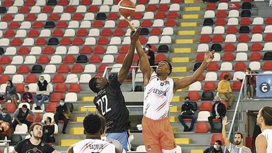 Barro gana el salto inicial del partido a Massine Fall en el Leyma-COB amistoso de ayer.