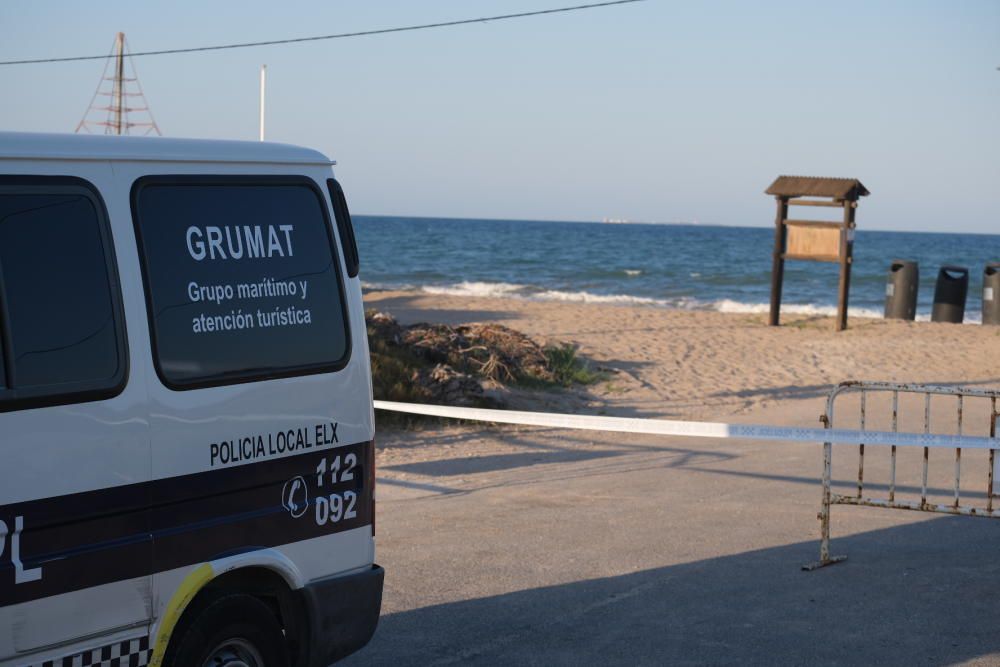 Los agentes ha desalojado las playas de Elche en la Noche de San Juan.