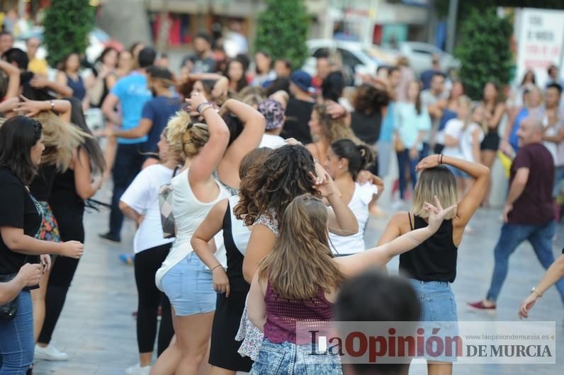 Los bailes latinos salen a la calle en Murcia