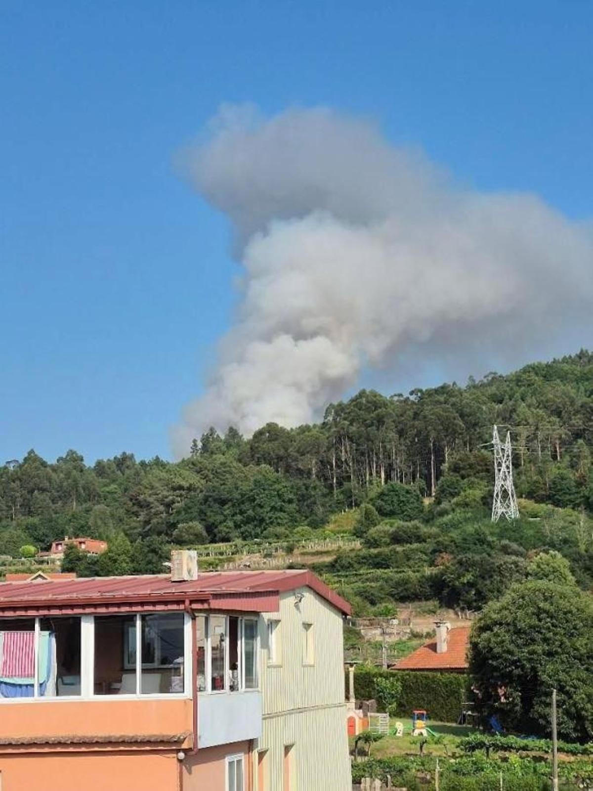 Vista del humo del incendio en la parroquia de Amoedo.