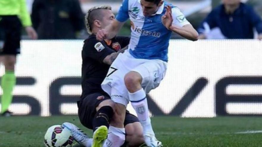 Un jugador del Chievo se parte la pierna en un escalofriante choque