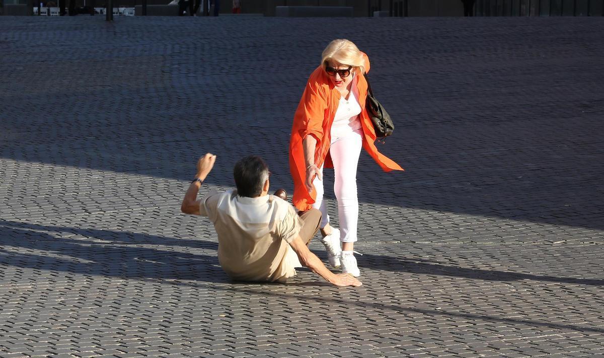 Enríquez Negreira se cae cuando va a ser examinado por los forenses en Barcelona.