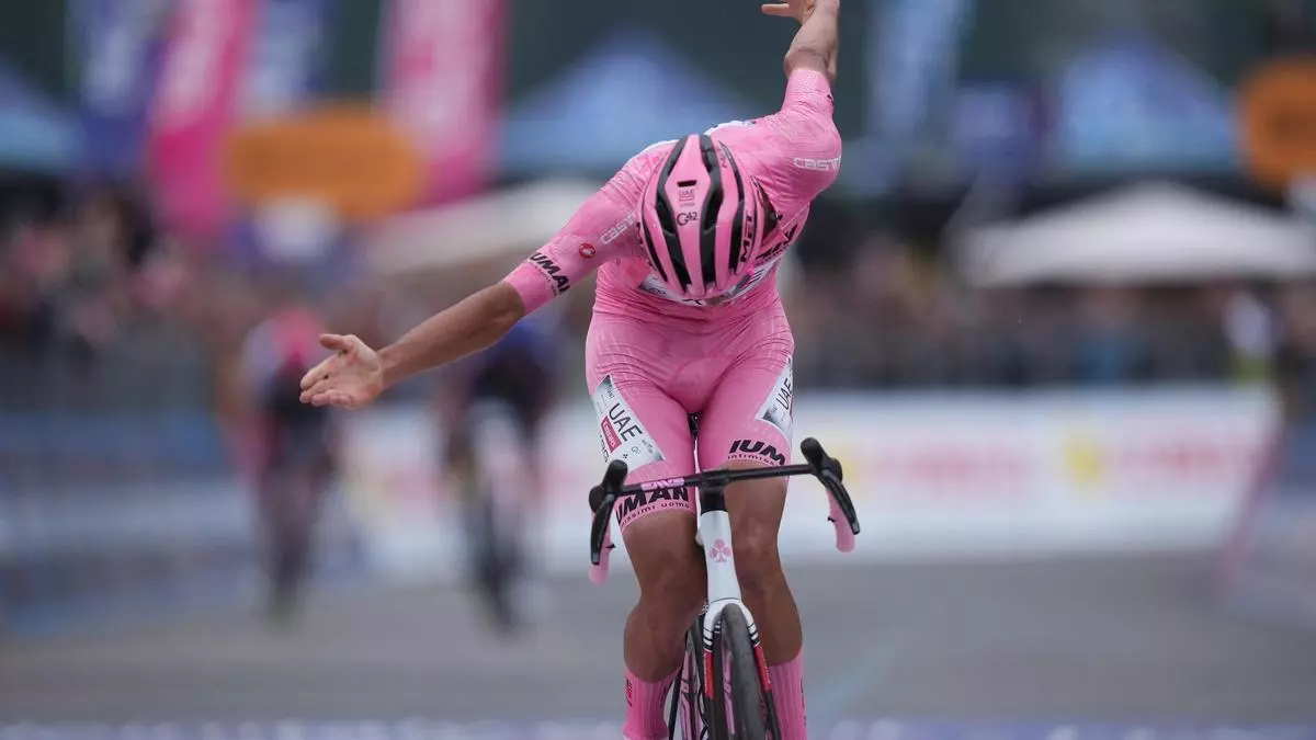 Giro de Italia 2025, en directo | Etapa 17: San Michele All'adige - Bormio I Tras el paso 谷pico por Mortirolo, Del Toro se hace con el triunfo