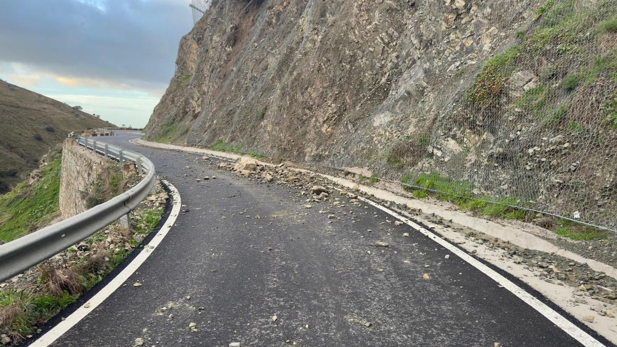Reabierta la carretera provincial MA-4105 tras el vaciado del material retenido en las mallas de contención y la retirada de los desprendimientos de rocas que obstaculizaban la vía entre Canillas de Aceituno y Sedella, en la Axarquía.