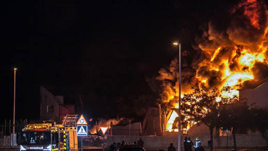 Un incendio arrasa una fábrica de caucho en Crevillent
