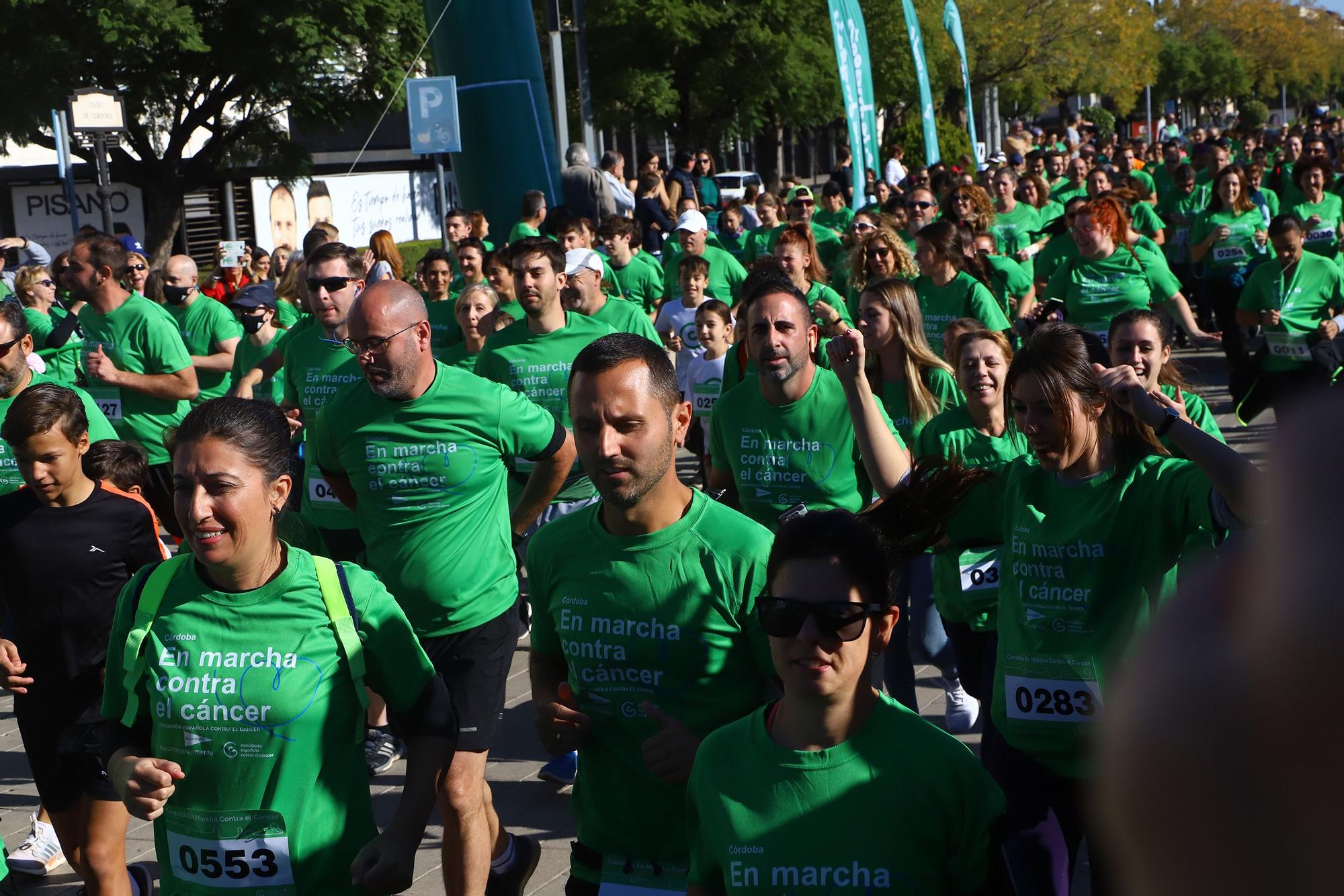 La Asociación Española contra el Cáncer convierte el Vial en una gran marea verde