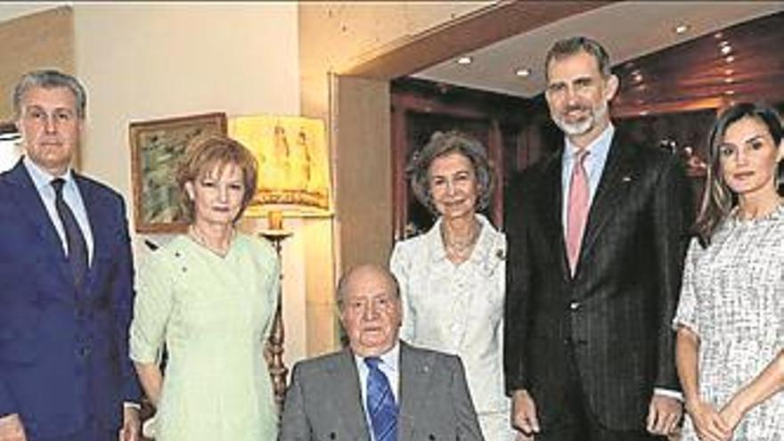 Juan Carlos reaparece en silla de ruedas