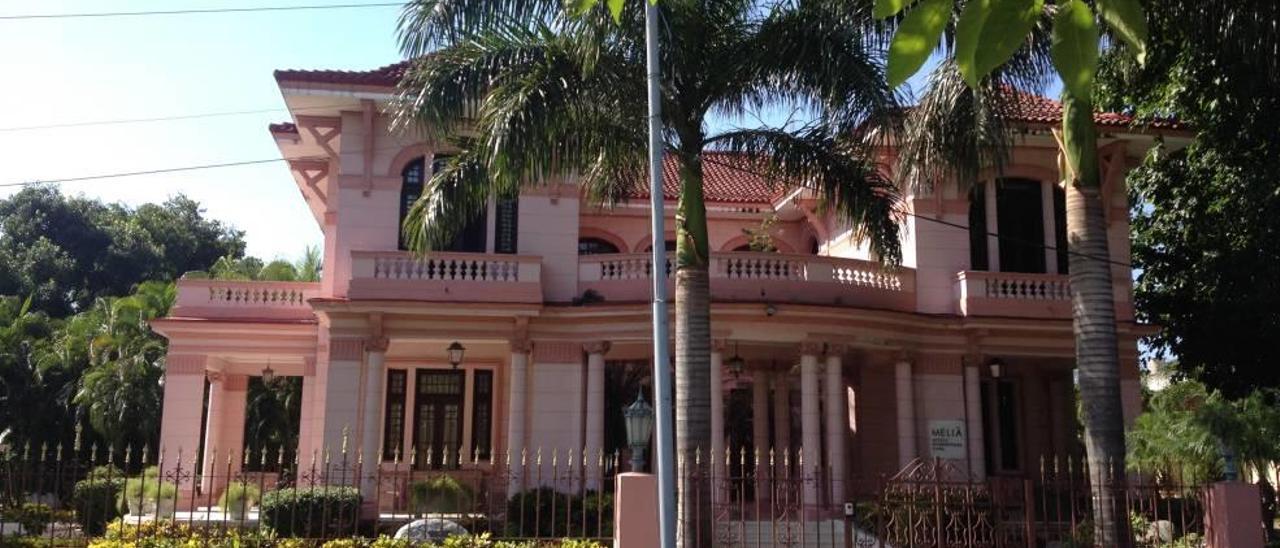 La coqueta embajada de Escarrer en La Habana. La sede de Meliá, socio hotelero de la Cuba castrista, está situada en el lujoso Barrio Miramar, nada que ver con la dilapidada capital cubana. Ahí están la Quinta Avenida, la embajada rusa y otras legaciones diplomáticas.