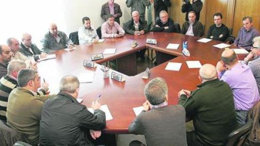 Representantes de los tres sindicatos agrarios existentes en Galicia, en la reunión que mantuvieron ayer en Santiago.  // Xoán Álvarez