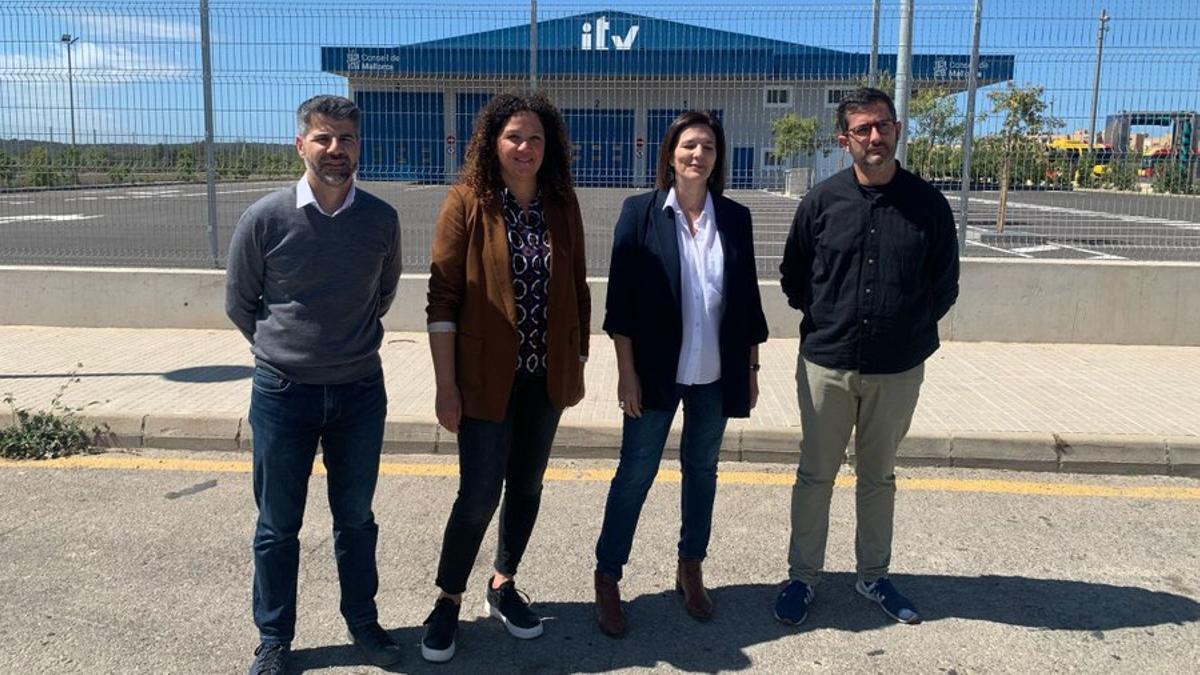 Representantes del PSIB-PSOE, este miércoles, delante de la ITV de Calvià