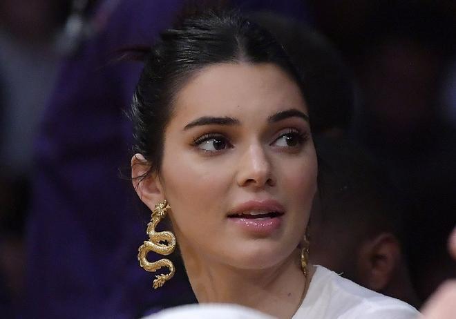 Kendall Jenner acaparas las miradas con sus pendientes de dragón