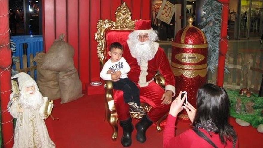 Papá Noel visita el centro comercial El Saler