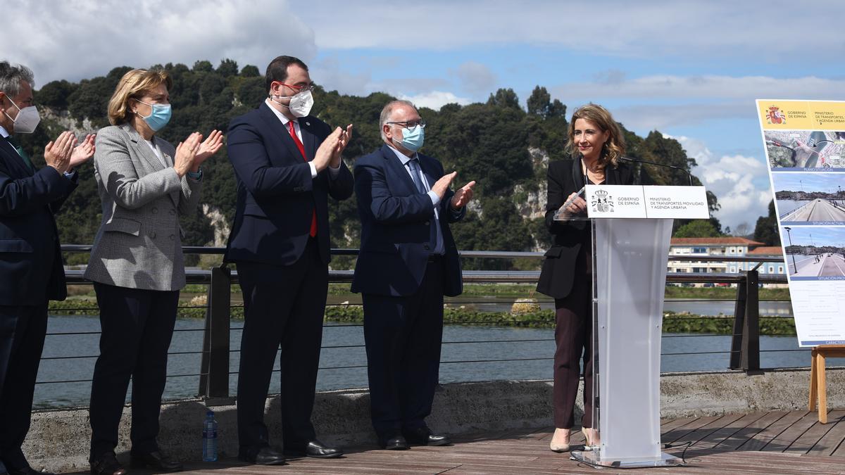 La ministra de Transportes, Raquel Sánchez, durante la presentación de las obras de ampliación del puente de Ribadesella, que aparece al fondo. Por la izquierda, aplaudiendo su intervención, César Fernández Nespral, jefe de la Demarcación de Carreteras de Asturias; Delia Losa, delegada del Gobierno; Adrián Barbón, presidente del Principado y Ramón Canal, alcalde riosellano.