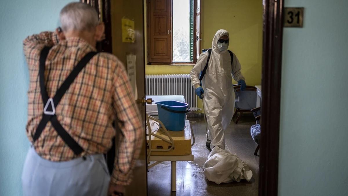 Los servicios sanitarios limpian una residencia de ancianos en Madrid, en agosto de 2020