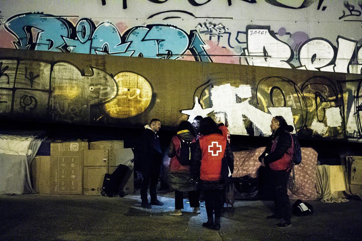 Voluntarios de Cruz Roja realizan el recuento de personas sin hogar en Zaragoza, este miércoles.