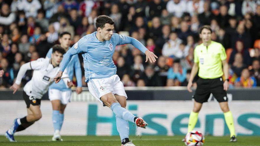 Tasos Douvikas dispara a portería en el partido de Copa contra el Valencia en Mestalla.