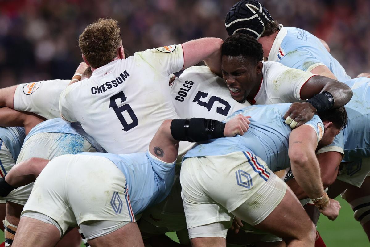 Ollie Chessum, Alex Coles y Maro Itoje dirigen un maul inglés en París en el partido del Seis Naciones