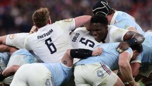 Ollie Chessum, Alex Coles y Maro Itoje dirigen un maul inglés en París en el partido del Seis Naciones 