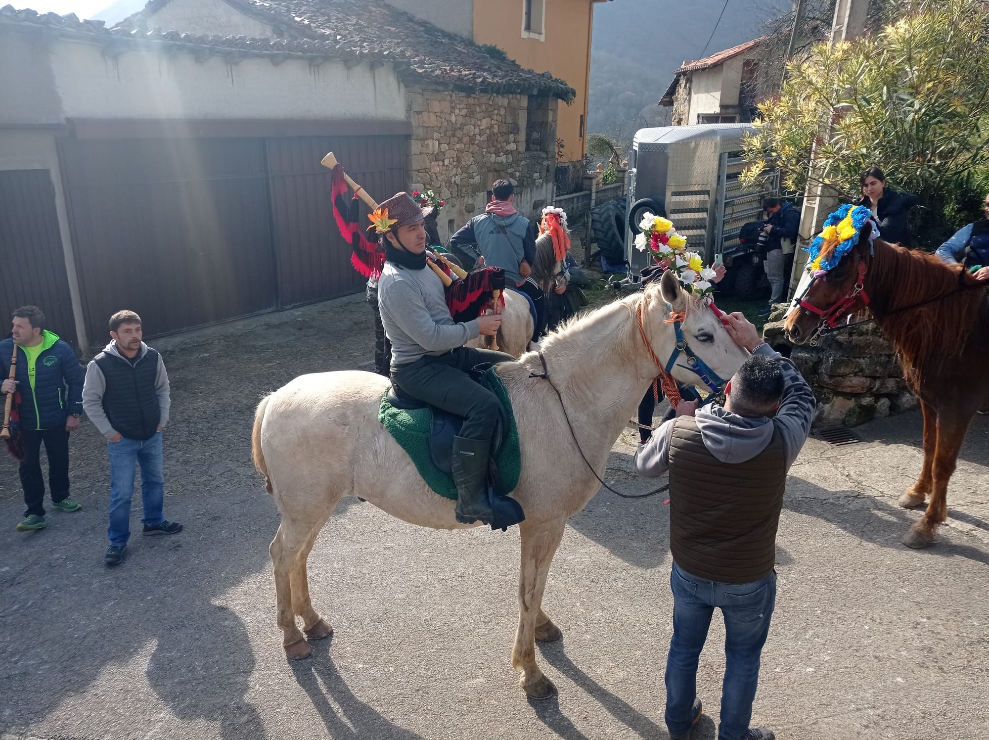 Doce mozos de Sellaño salen a caballo a pedir El Aguinaldo