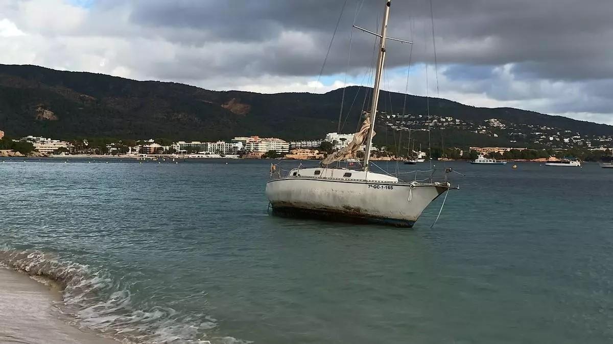 Kommt-der-Herbst-kommt-das-Wrack-Das-n-chste-Segelboot-liegt-vor-dem-Urlauberstrand-Son-Maties-in-Palmanova