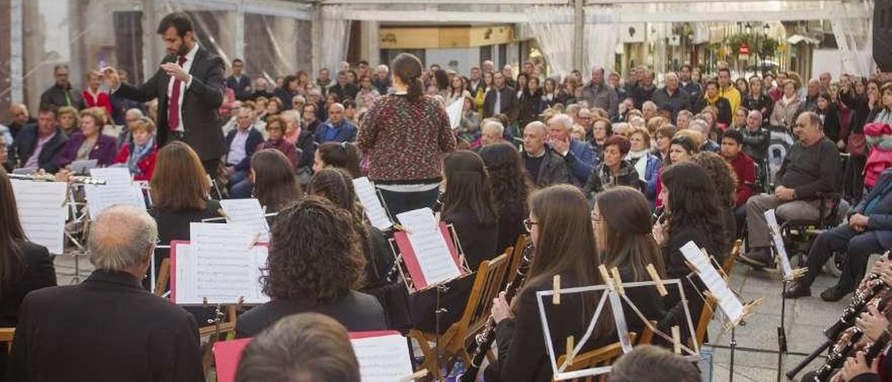 Concierto de la Banda de Música de Vilatuxe del Día das Letras Galegas en Lalín. // Bernabé/Ana Agra