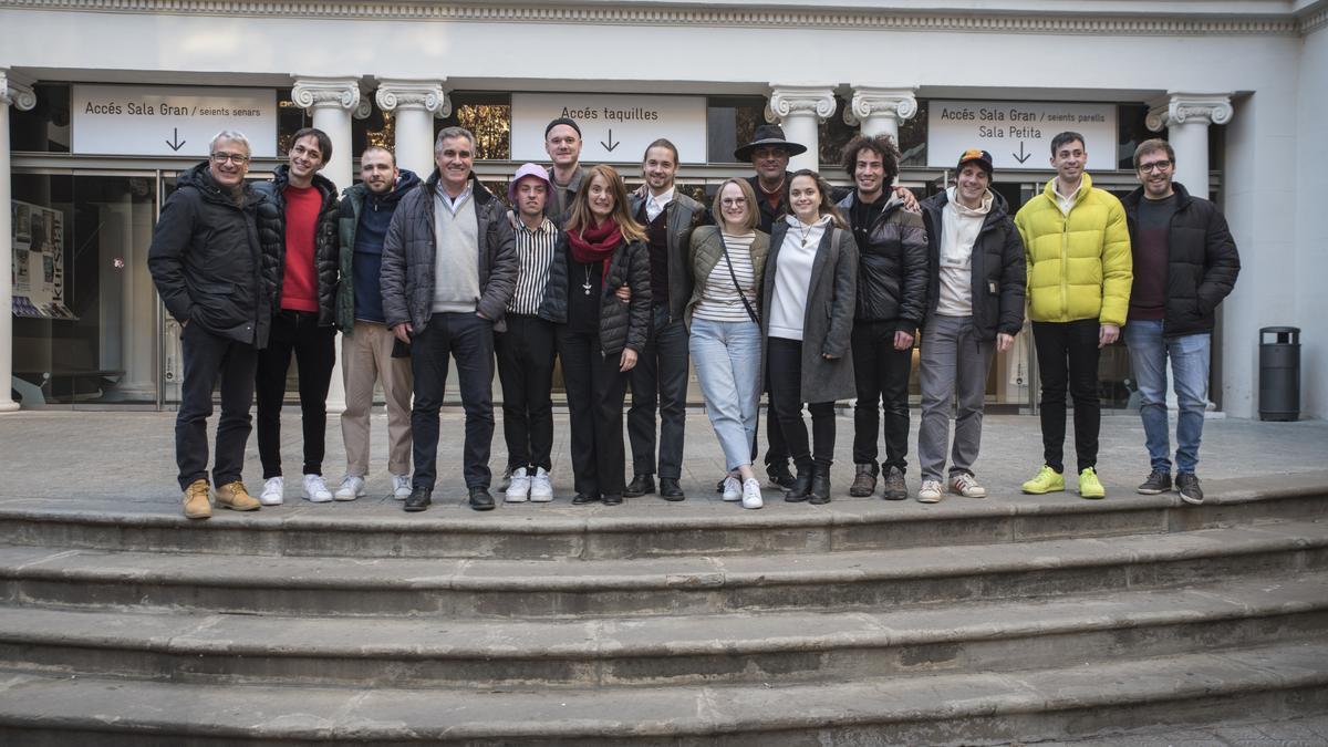 Grup de participants en el claustre de màgia i a La Nit dels Genis